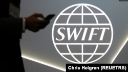 SWIFT(Society for Worldwide Interbank Financial Telecommunications)环球银行金融电信协会标志。（资料照片）