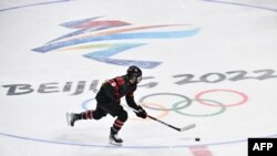 La canadiense Marie-Philip Poulin durante el partido contra Suecia de cuartos de final de los play-offs femeninos de la competencia de hockey sobre hielo de los Juegos Olímpicos de Invierno de Beijing 2022, en el Centro Deportivo Wukesong en Beijing, el 11 de febrero de 2022.