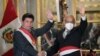 Presiden Peru Pedro Castillo (kiri) dan Kepala Kabinet barunya Anibal Torres, melambaikan tangganya saat pengambilan sumpah Kabinet baru di istana pemerintah di Lima, Peru, Selasa, 8 Februari 2022. (Foto AP/Martin Mejia)