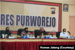 Kapolda, Gubernur, Kasdam dan Kepala Kanwil BPN memberikan keterangan kepada media di Purworejo, Rabu (9/2). (Foto: Humas Jateng)