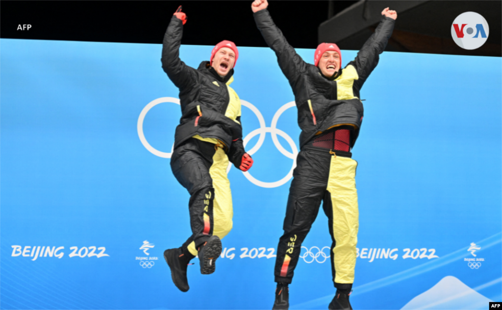 Francesco Friedrich y Thorsten Margis, de Alemania, celebran en el podio antes de obtener sus medallas de oro en Bobsled por parejas.&nbsp;