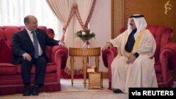 نخست وزیر اسرائیل (چپ) در جریان دیدار با پادشاه بحرین در منامه