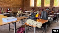 Ababalisi eShingai Primary School eChitungwiza, ngesikhathi befunda bebodwa mhlaka 11 Nhlolanja ngesikhathi ababalisi bekhalala umsebenzi. (Columbus Mavhunga/VOA)