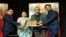 কলকাতার অ্যাওয়ার্ড অনুষ্ঠানে পুরস্কার নিচ্ছেন জয়া আহসান।(ছবি- ইউএনবি) 