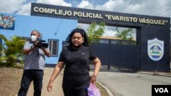 Verónica Chávez, esposa del periodista y opositor Miguel Mora, tras acudir a la cárcel conocida como El Chipote, en junio de 2021. Esta semana fue condenado a 13 años de cárcel por el cargo de “menoscabo a la integridad nacional”.