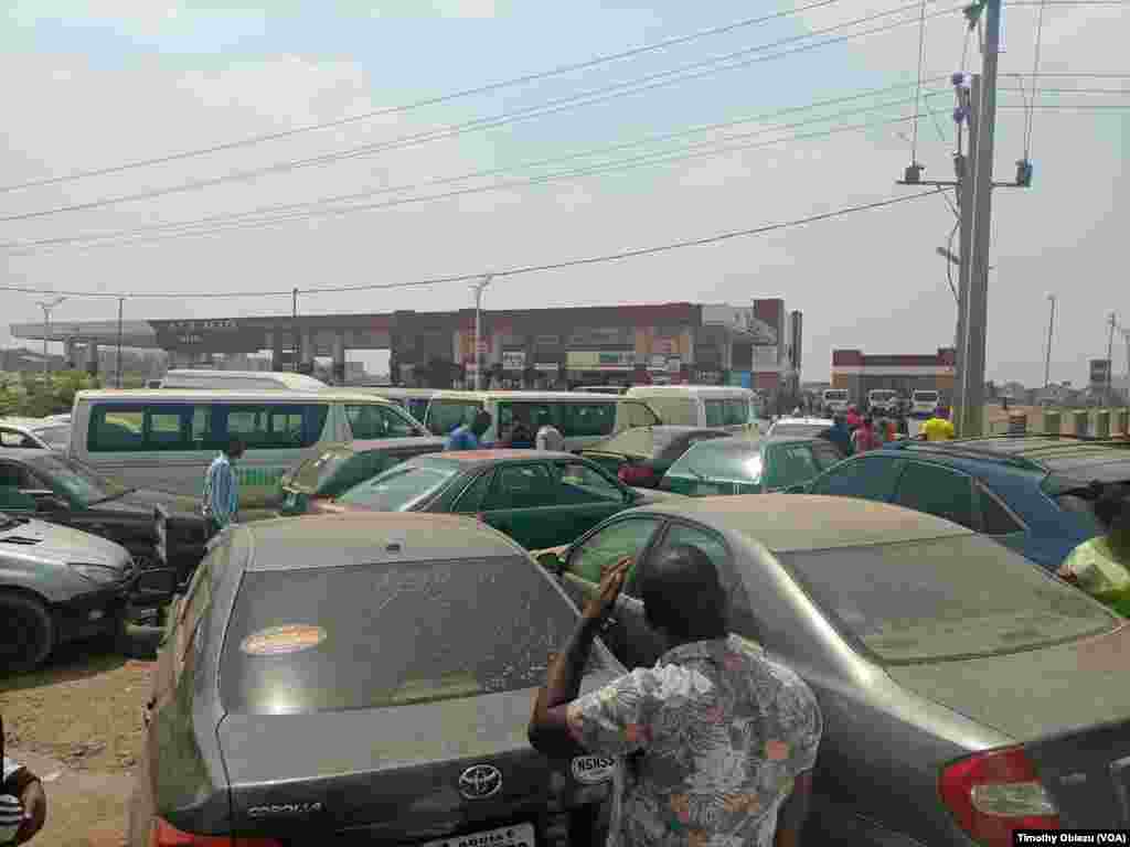 Nigeriyada yanacaq növbələrinin yaratdığı tıxac