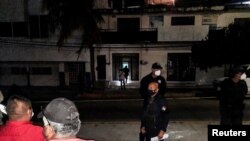 Oficiales de policía vigilan el perímetro de una escena donde Heber López, un periodista independiente que dirigía NoticiasWeb, fue asesinado a tiros en su estudio de grabación, en Salina Cruz, en el estado de Oaxaca, México, 10 de febrero de 2022.