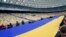Cờ Ukraine dài 200 mét được trưng bày tại sân vận động Olympiyskiy ở Kyiv, Ukraine, nhân Ngày Đòan kết 16/2/2022. 