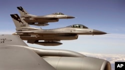Дозаправка в воздухе - F-16 ВВС США на учениях в небе над Калифорнией. Архивное фото