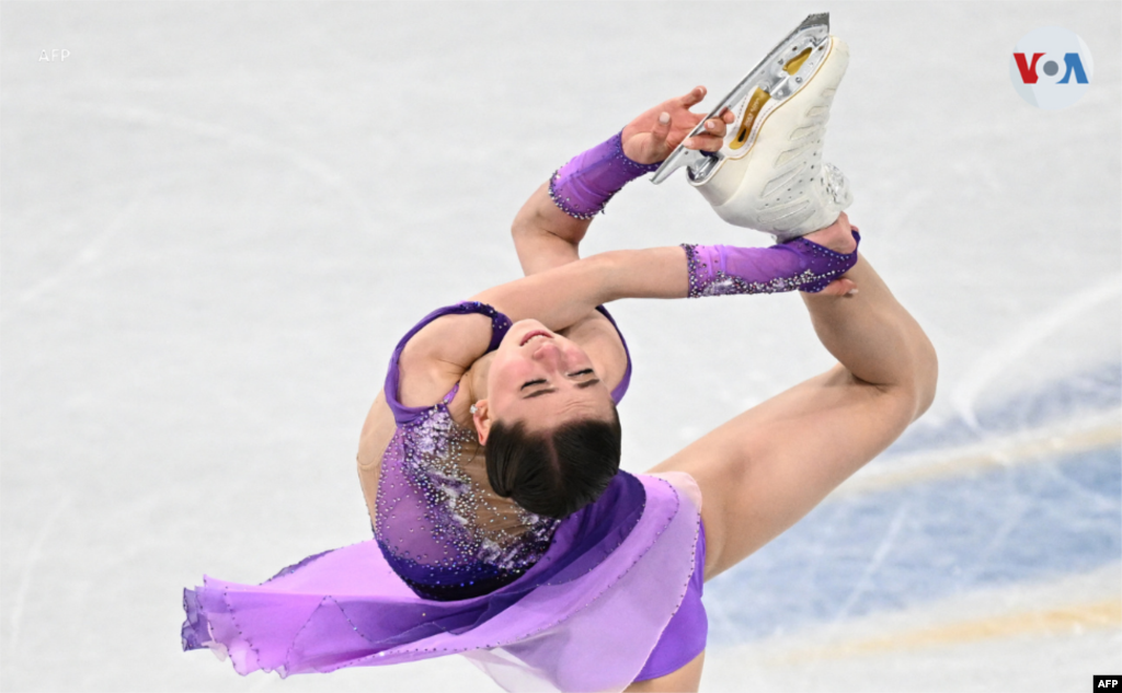 Luego de tener autorización para competir, la rusa Kamila Valieva, de 15 años, quedó como líder en el programa corto de patinaje artístico individual femenino. La atleta está en medio de una polémica por un resultado positivo en un control antidopaje, en diciembre de 2021.