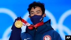 Nathan Chen, moun peyi Etazini montre meday lo li a pandan seremoni meday pou konpetisyon patinaj atistik gason yo nan Jezolenpik Ive 2022 nan Peken, peyi La Chin, 10 Fevriye 2022. 