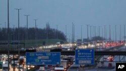 Arus kendaraan mobil dan truk di Brussel, Senin, 14 Februari 2022. Pihak berwenang di Prancis dan Belgia telah melarang blokade jalan yang diorganisir secara online untuk menentang pembatasan COVID-19. (AP/Olivier Matthys)