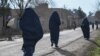 Para perempuan mengenakan burqa saat berjalan di Balkh, di sebelah barat laut dari Mazar-i-Sharif, Afghanistan, pada 22 Desember 2021. (Foto: AFP/Mohd Rasfan)