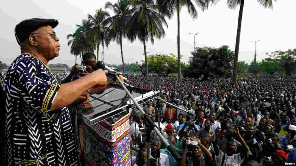 Etienne Tshisekedi, chef de l&#39;UDPS, s&#39;adresse à des milliers de Congolais lors d&#39;un rassemblement &nbsp;à Kinshasa, le 9 juillet 2005.