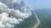 Dim iznad šume Stodart Krik u Britanskoj Kolumbiji, 20. maja 2023. Fotografija Službe za šumske požare Britanske Kolumbije dostavljena agenciji Reuters. 