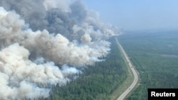 Dim iznad šume Stodart Krik u Britanskoj Kolumbiji, 20. maja 2023. Fotografija Službe za šumske požare Britanske Kolumbije dostavljena agenciji Reuters. 