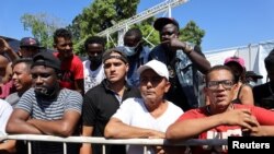 Para migran memulai aksi mogok makan dengan mulut dijahit di luar kantor Institut Migrasi Nasional (INM) di Tapachula, Meksiko, 15 Februari 2022. (REUTERS/Jose Torres) MATERI SENSITIF. 