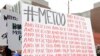 Seorang peserta aksi women's march membawa poster yang bertuliskan #MeToo, yang digunakan para korban penyintas kekerasan seksual dalam menyampaikan kisahnya, pada aksi di Seattle, 20 Januari 2018. (Foto: AP/Ted S. Warren)