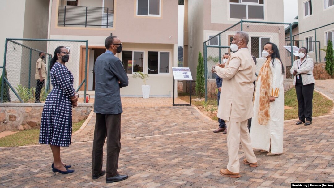 Perezida Paul Kagame n'abiwe bitegura gufungura ku mugaragaro umushinga wo kubakira abaturage amazu aciriritse