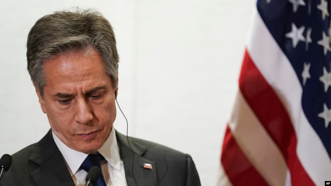 Menteri Luar Negeri Antony Blinken mendengarkan saat konferensi pers bersama pada pertemuan empat menteri luar negeri di Melbourne, Australia, 11 Februari 2022. (Foto: via AP)
