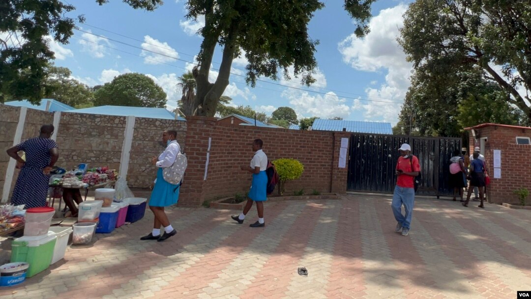 Some learners leave school in Chitungwiza, Zimbabwe, Feb. 10, 2022, when they discovered that teachers had not changed their minds about their strike after the government offered them a pay raise and incentives. (Columbus Mavhunga/VOA)