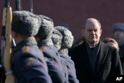 Kanselir Jerman Olaf Scholz (kanan), menghadiri upacara peletakan karangan bunga di Makam Prajurit Tak Dikenal di Tembok Kremlin, Moskow, Rusia, 15 Februari 2022. (Maxim Shemetov/Pool Photo via AP)