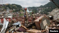 Petugas SAR berada di lokasi tanah longsor di Morro da Oficina setelah hujan lebat di Petropolis, Brazil, 16 Februari 2022. (Foto: REUTERS/Ricardo Moraes)