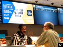 A gambler makes a sports bet at Bally's casino in Atlantic City N.J., Sept. 5, 2019. (AP Photo/Wayne Parry, File)