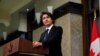 Perdana Menteri Kanada Justin Trudeau Mendengarkan pertanyaan dari reporter dalam konferensi pers mengenai demonstrasi menentang mandat vaksin yang dilakukan para pengemudi truk di Ottawa, pada 11 Februari 2022. (Foto: Reuters/Patrick Doyle)