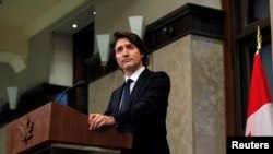 Perdana Menteri Kanada Justin Trudeau Mendengarkan pertanyaan dari reporter dalam konferensi pers mengenai demonstrasi menentang mandat vaksin yang dilakukan para pengemudi truk di Ottawa, pada 11 Februari 2022. (Foto: Reuters/Patrick Doyle)