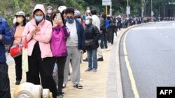 香港東涌市民排长队等候进行新冠病毒核酸检测。（2022年2月10日）