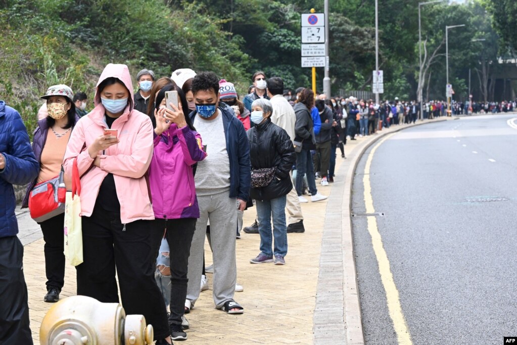 香港东涌市民排长队等候进行新冠病毒核酸检测 (2022年2月10日）(photo:VOA)