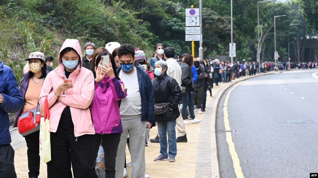 香港東涌市民排长队等候进行新冠病毒核酸检测。（2022年2月10日）(photo:VOA)