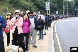 香港东涌市民排长队等候进行新冠病毒核酸检测 (2022年2月10日）