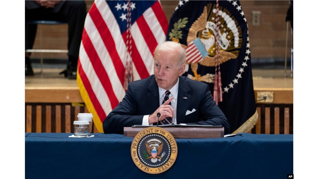 Presiden Joe Biden berbicara di sebuah acara untuk membahas strategi kekerasan senjata, di markas polisi, Kamis, 3 Februari 2022, di New York. (Foto: AP)