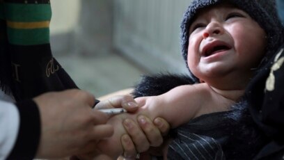 Seorang anak mendapatkan vaksin campak di Rumah Sakit Indira Gandhi di Kabul, Afghanistan, pada 15 Maret 2021. (Foto: AP/Rahmat Gul)