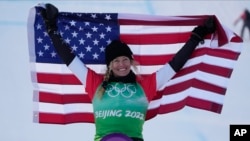 Atlet snowboarding asal Amerika Serikat Lindsey Jacobellis merayakan keberhasilannya dalam meraih medali emas pada kategori women's cross di Olimpiade Musim Dinging Beijing, yang digelar di Zhangjiakou pada 9 Februari 2022. (Foto: AP/Lee Jin-man)