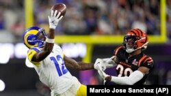 Le receveur des Los Angeles Rams, Van Jefferson (à g.) face au cornerback Eli Apple des Cincinnati Bengals pendant la deuxième mi-temps du Super Bowl 56, dimanche 13 février 2022, à Inglewood, en Californie.