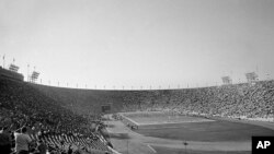 Prvi Super Bowl odigrali su Green Bay Packersi i Kansas City Chiefsi (35-10) na stadionu Los Angeles Coliseum, 15. januara 1967.