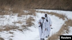 Miembros del Servicio de Guardia Fronteriza del Estado de Ucrania patrullan el área cerca de la frontera con Rusia en la región de Chernihiv, Ucrania, el 16 de febrero de 2022.