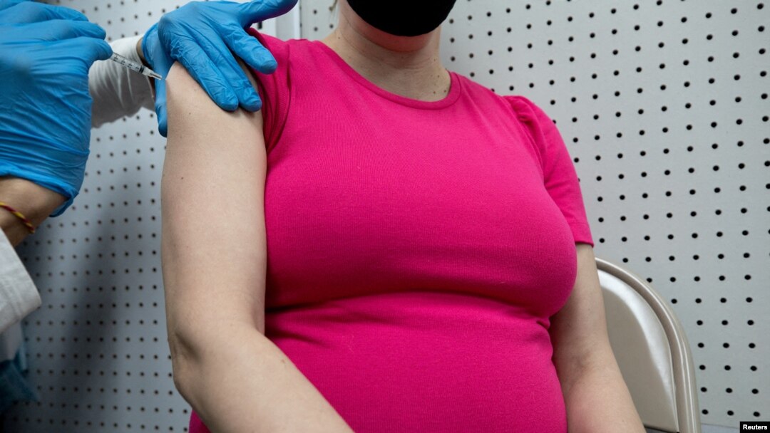 Una mujer embarazada recibe una vacuna contra el COVID-19 en Skippack Pharmacy en Schwenksville, Pensilvania, EE. UU., 11 de febrero de 2021.