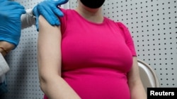 Una mujer embarazada recibe una vacuna contra el COVID-19 en Skippack Pharmacy en Schwenksville, Pensilvania, EE. UU., 11 de febrero de 2021.