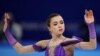 La rusa Kamila Valieva compite en el programa corto del patinaje artístico de los Juegos Olímpicos de Invierno, el martes 15 de febrero de 2022, en Beijing. (AP Foto/Natacha Pisarenko)