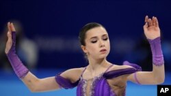 La rusa Kamila Valieva compite en el programa corto del patinaje artístico de los Juegos Olímpicos de Invierno, el martes 15 de febrero de 2022, en Beijing. (AP Foto/Natacha Pisarenko)