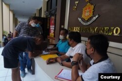 Warga Wadas didata sebelum dipulangkan dari Polres Purworejo, Rabu, 9 Februari 2022. (Foto: Humas Jateng)