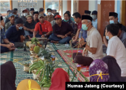 Gubenur Jeteng Ganjar Pranowo bertemu dengan warga Wadas. (Foto: Courtesy/Humas Jateng)