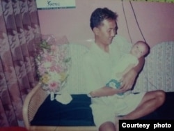 Ilham Nugraha saat masih bayi digendong oleh sang ayah, Iwan Setiawan (dok: Iwan Setiawan)