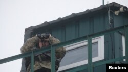 一名烏克蘭邊防警衛在切爾尼戈夫州與俄羅斯交界的一處邊防哨卡瞭望，幾天後俄羅斯發動了全面入侵。(2022年2月16日)