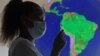 Un trabajador de la salud posa con una jeringa con una dosis de una vacuna COVID-19 en el Museo del Mañana, donde adultos y niños de entre cinco y once años están siendo vacunados contra el nuevo coronavirus, en Río de Janeiro, el 18 de enero de 2022.
