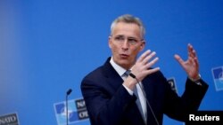 El secretario general de la OTAN, Jens Stoltenberg, hace un gesto mientras da una conferencia de prensa antes de una reunión de ministros de defensa de la OTAN en Bruselas, Bélgica, el 15 de febrero de 2022.